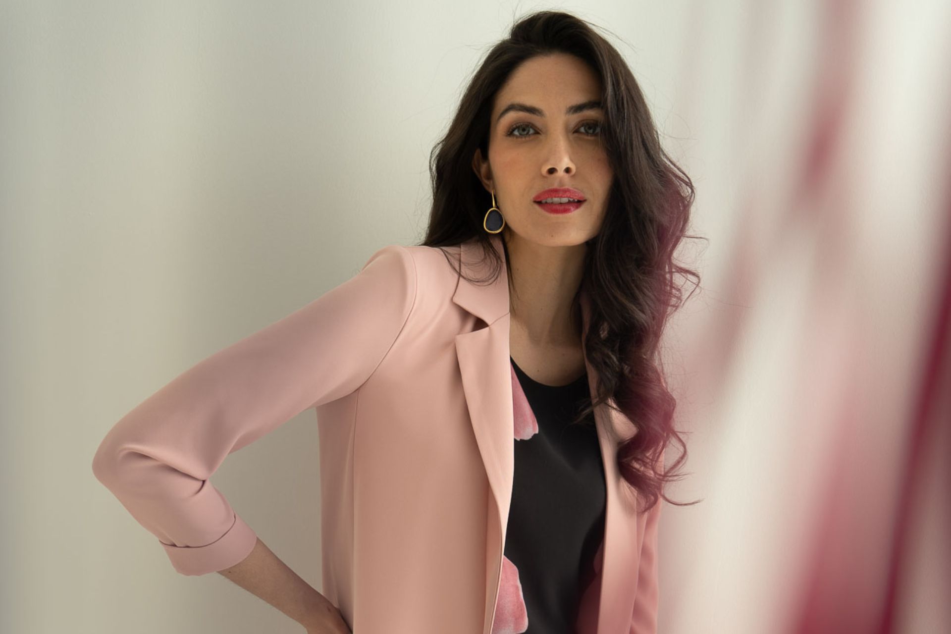 Donna elegante che indossa un outfit da cerimonia